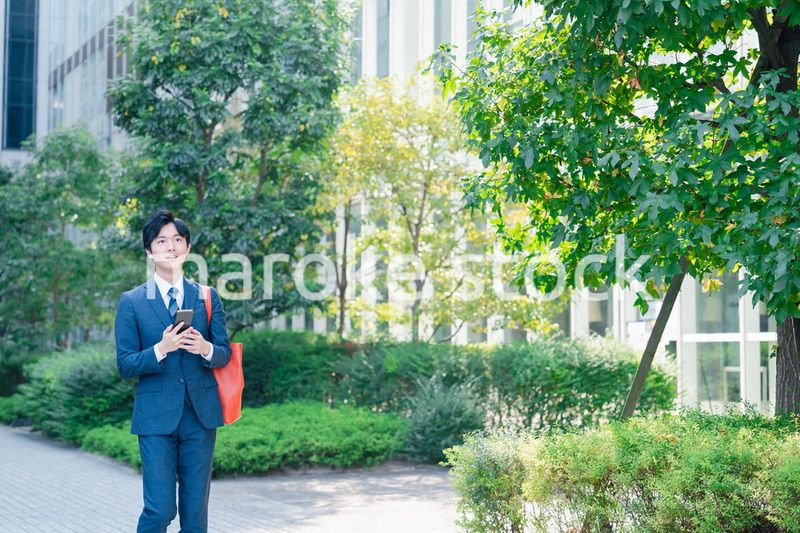 スーツで通勤するビジネスマン