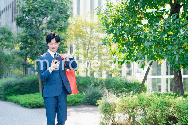 スーツで通勤するビジネスマン