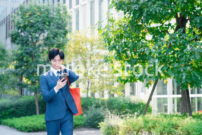 スーツで通勤するビジネスマン