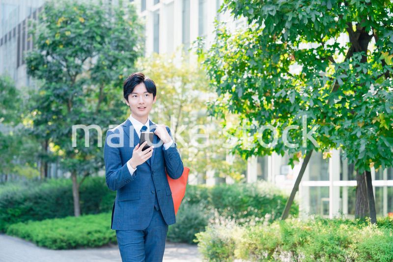 スーツで通勤するビジネスマン