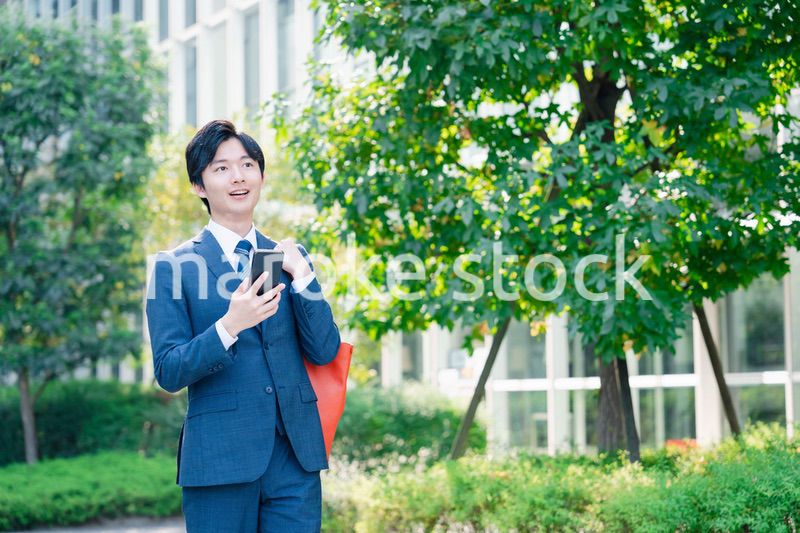 スーツで通勤するビジネスマン