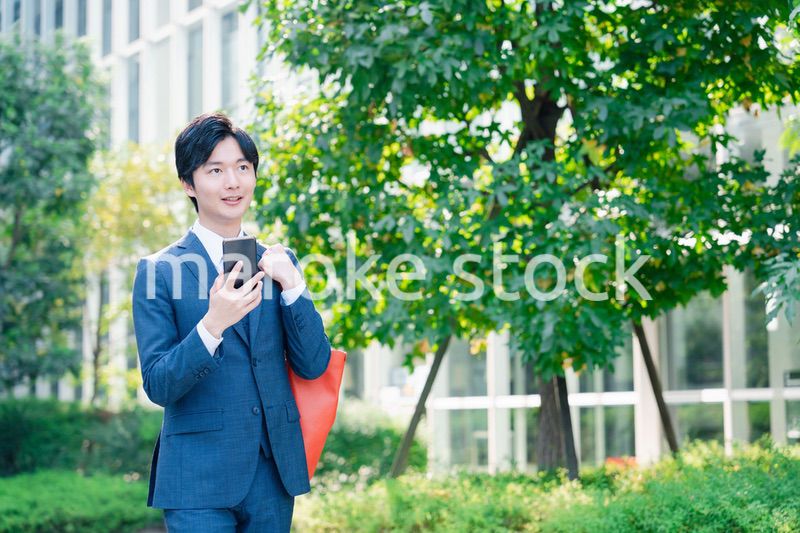 スーツで通勤するビジネスマン