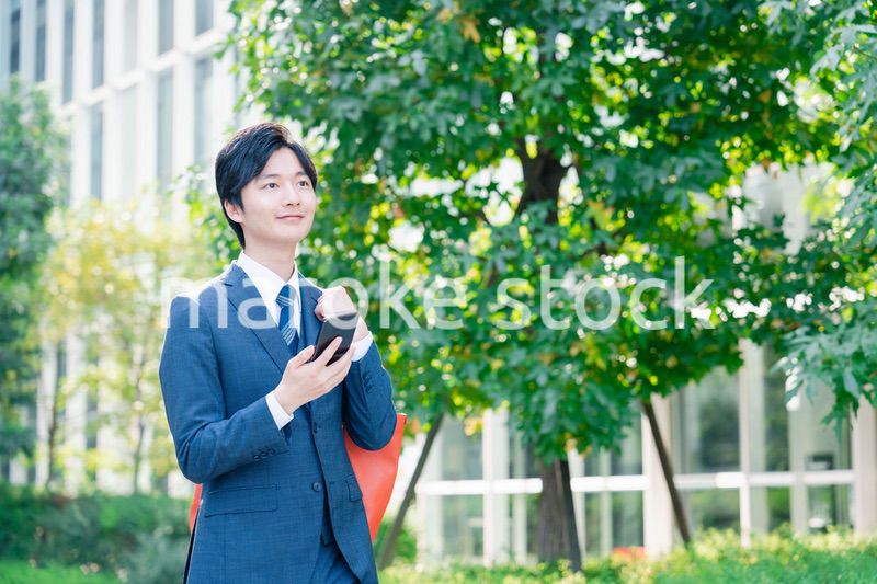 スーツで通勤するビジネスマン