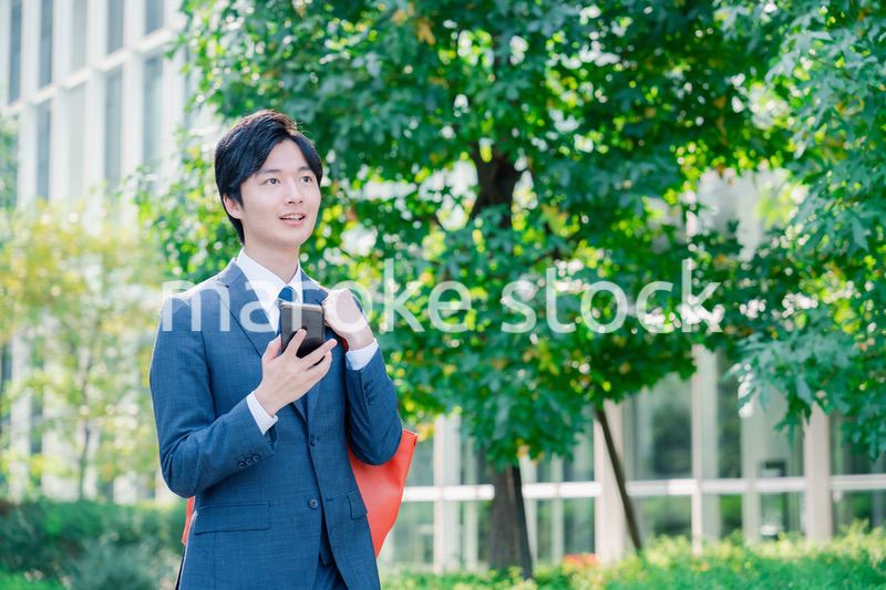 スマホで通話をする若いビジネスマン