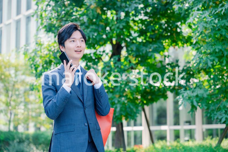 スマホで通話をする若いビジネスマン