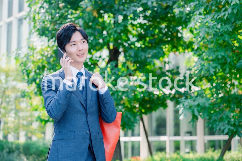 スマホで通話をする若いビジネスマン