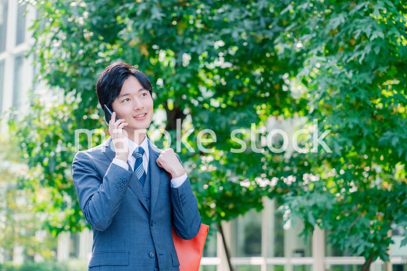 スマホで通話をする若いビジネスマン