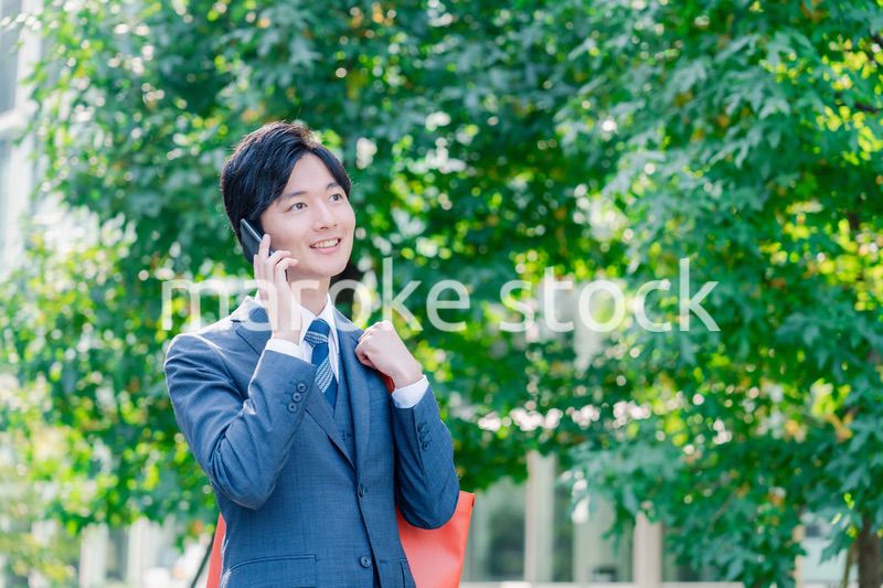 スマホで通話をする若いビジネスマン