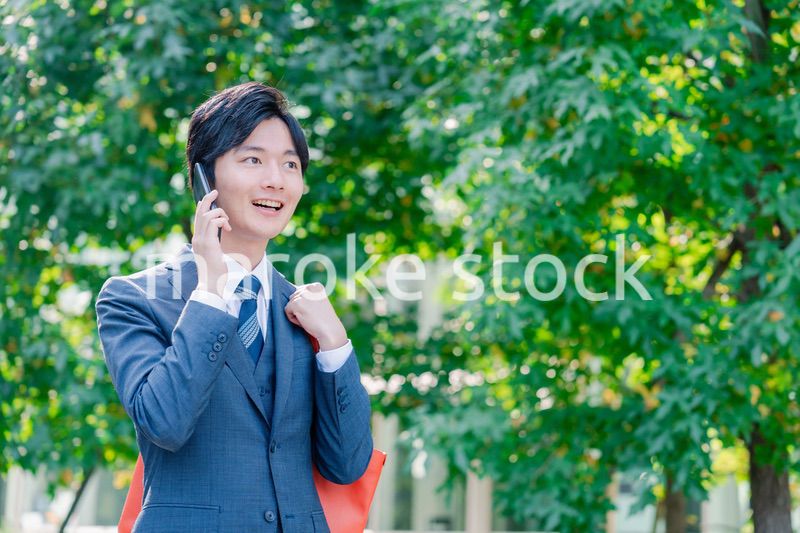 スマホで通話をする若いビジネスマン