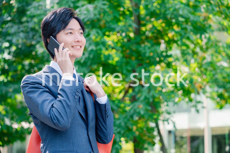 スマホで通話をする若いビジネスマン