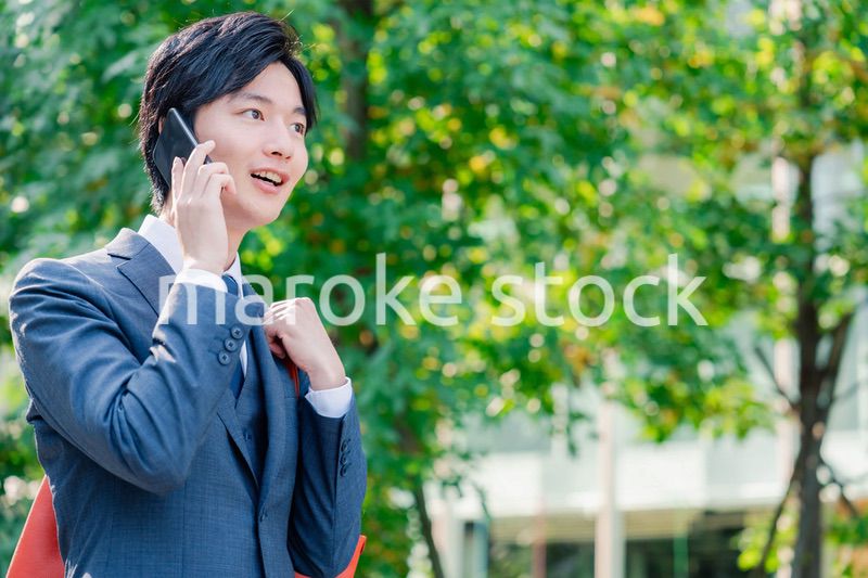 スマホで通話をする若いビジネスマン