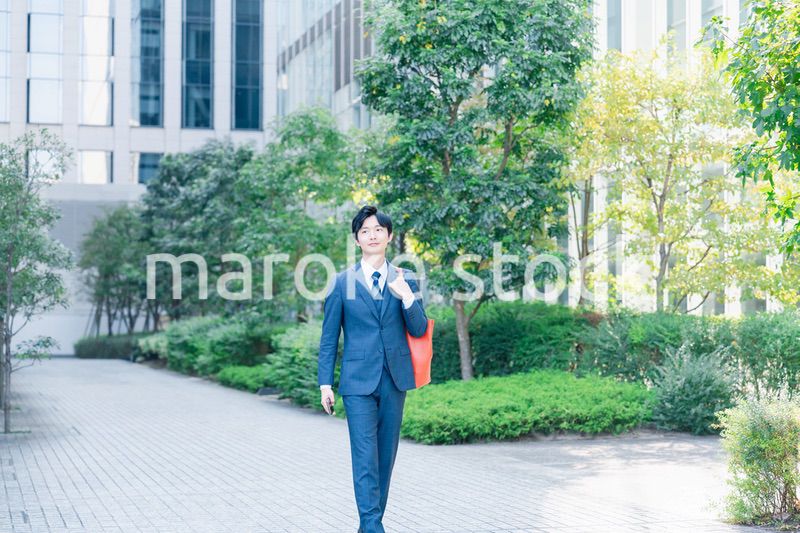 スーツで通勤するビジネスマン