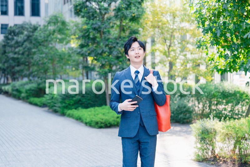 スーツで通勤するビジネスマン