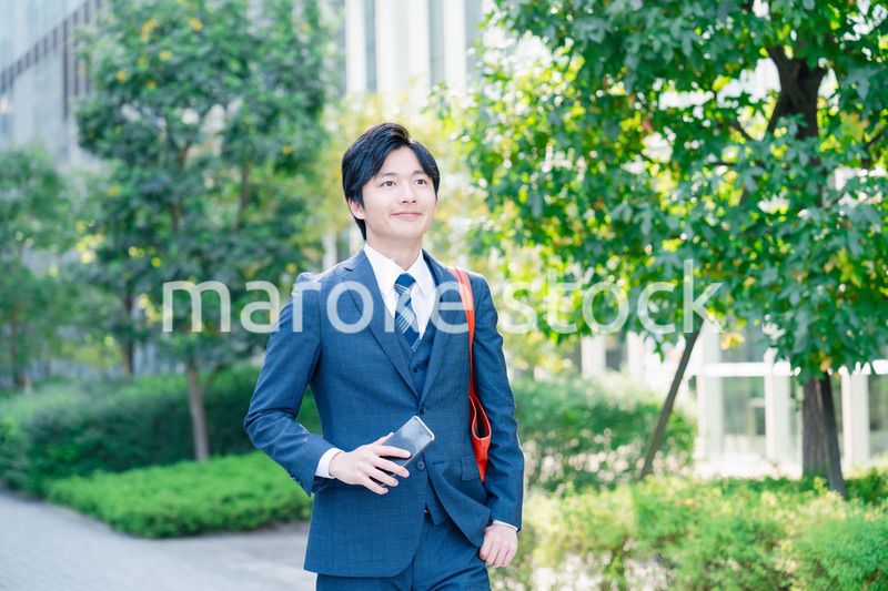 スーツで通勤するビジネスマン