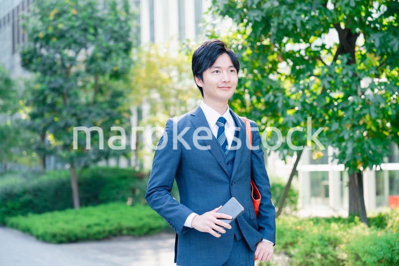 スーツで通勤するビジネスマン