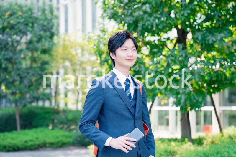 スーツで通勤するビジネスマン