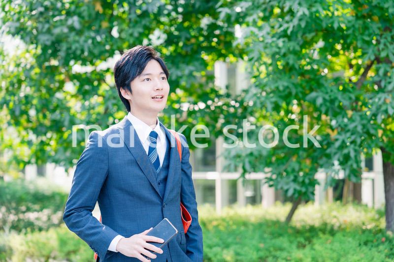 スーツで通勤するビジネスマン