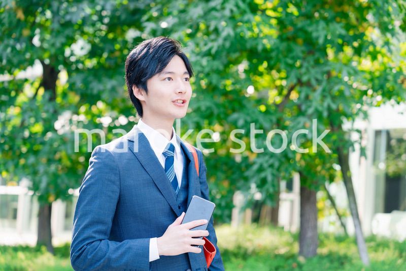 スーツで通勤するビジネスマン