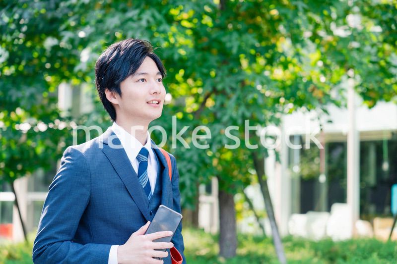 スーツで通勤するビジネスマン