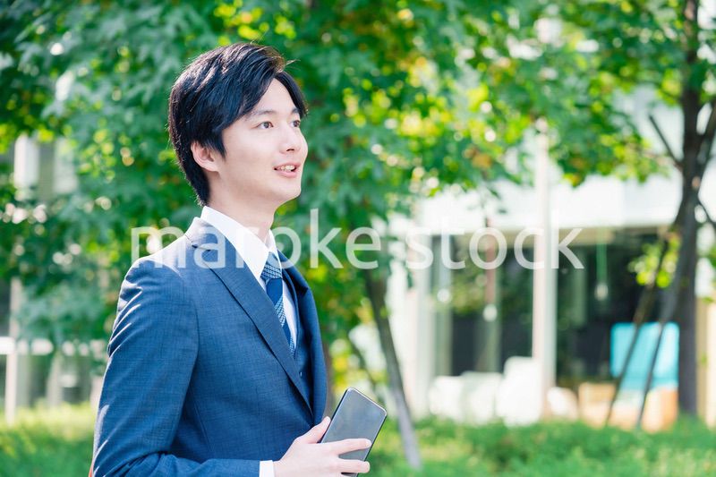 スーツで通勤するビジネスマン