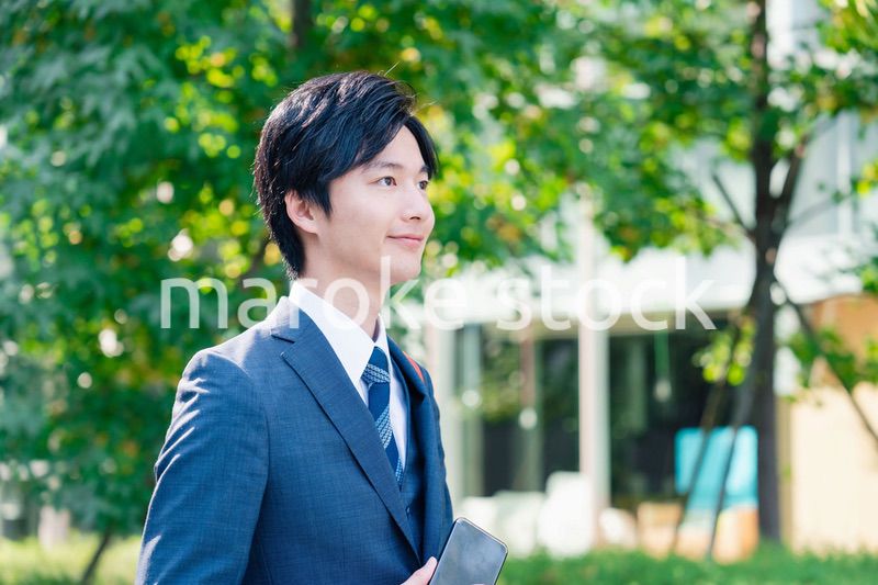 スーツで通勤するビジネスマン