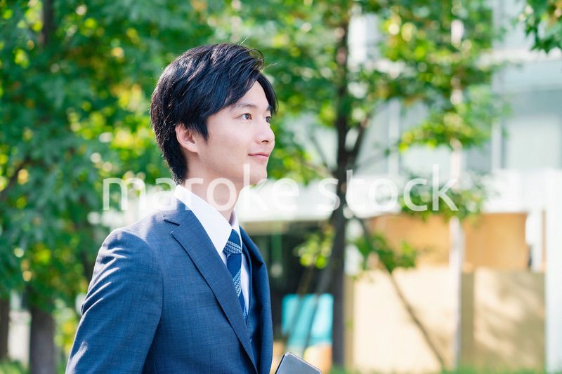 スーツで通勤するビジネスマン