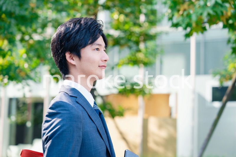 スーツで通勤するビジネスマン