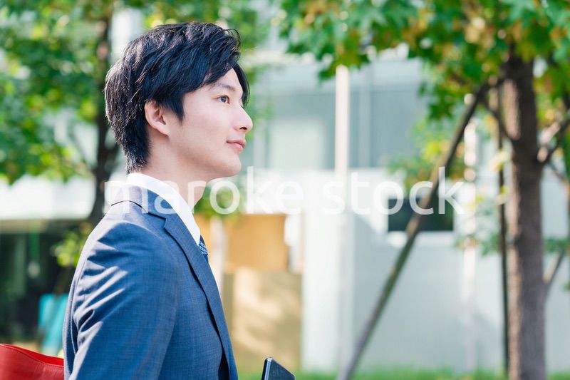 スーツで通勤するビジネスマン