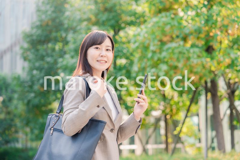 スマホを使いながら歩くビジネスウーマン