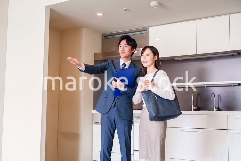 不動産見学の案内をする不動産会社のスタッフ