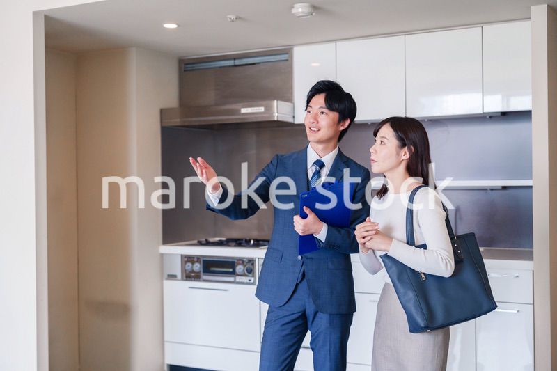 不動産見学の案内をする不動産会社のスタッフ