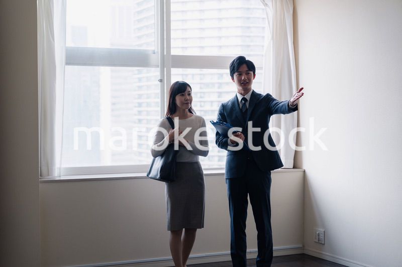 物件の内覧をする若い女性