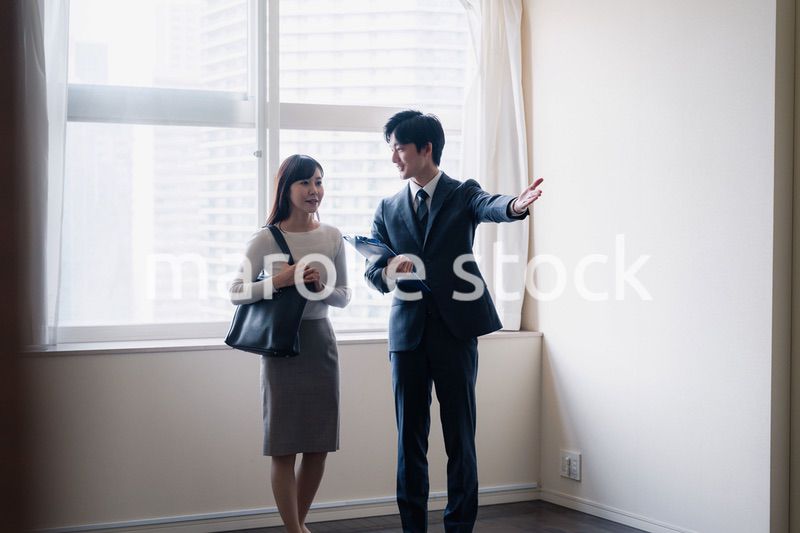 物件の内覧をする若い女性
