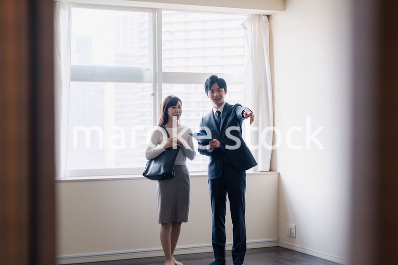 物件の内覧をする若い女性