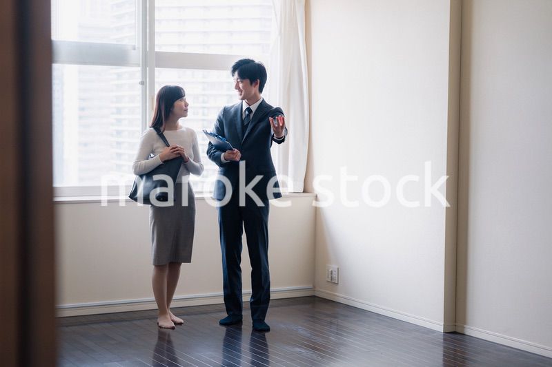 物件の内覧をする若い女性