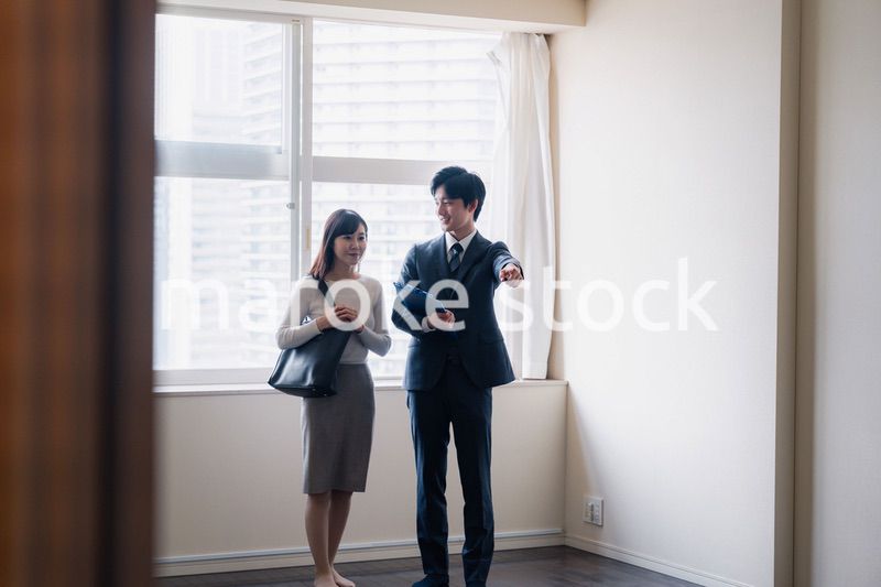 物件の内覧をする若い女性