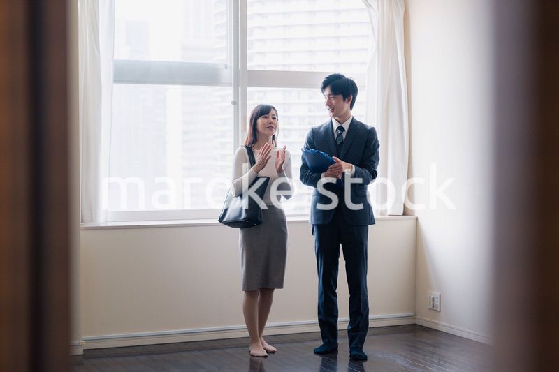 物件の内覧をする若い女性