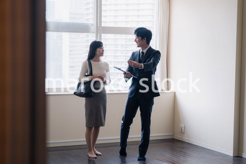 物件の内覧をする若い女性