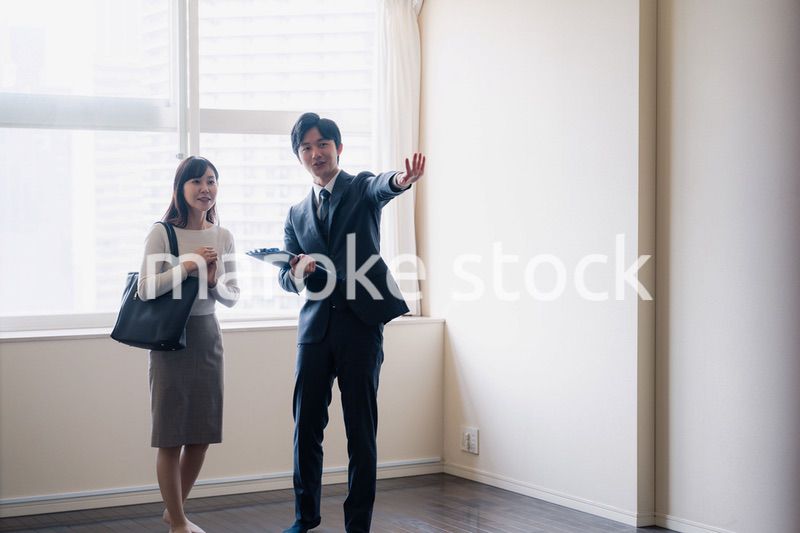 物件の内覧をする若い女性