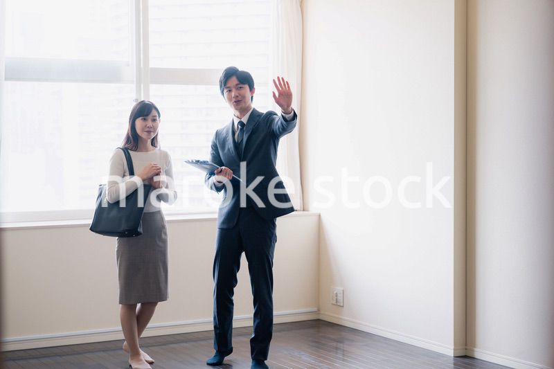 物件の内覧をする若い女性