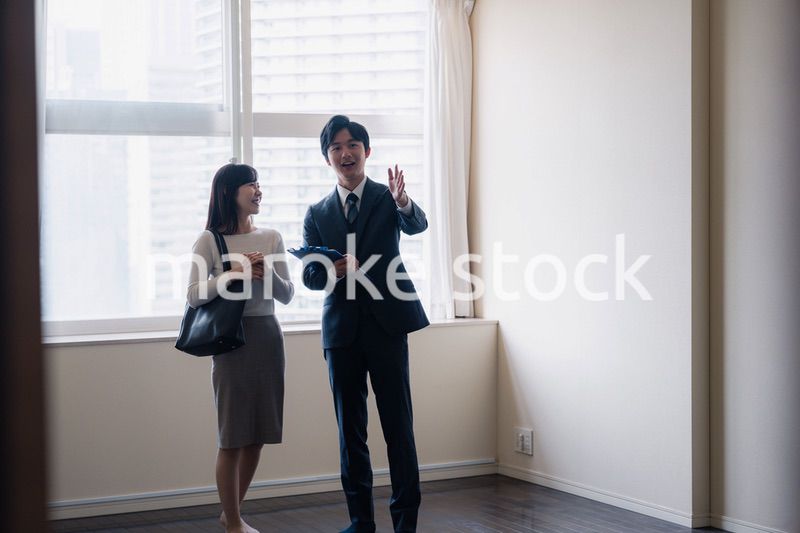 物件の内覧をする若い女性