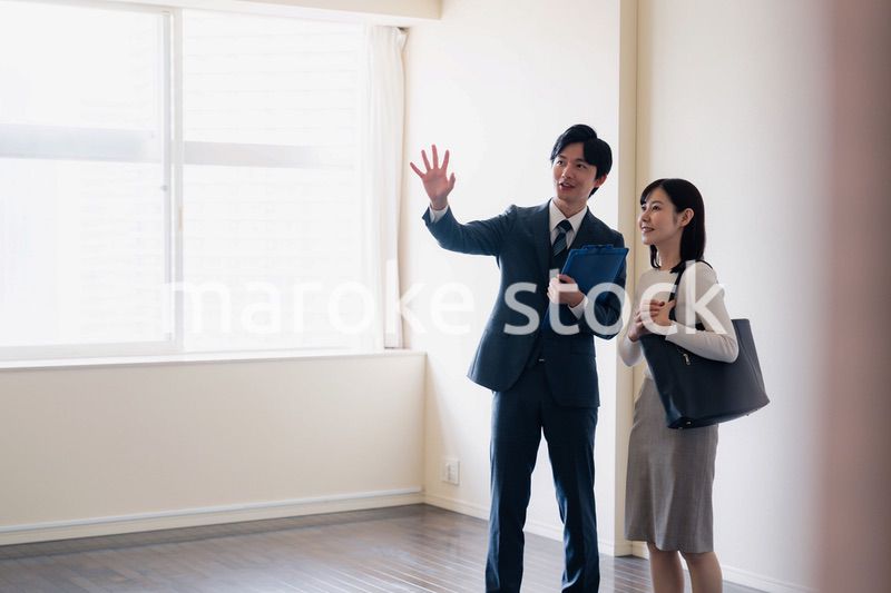物件の内覧をする若い女性