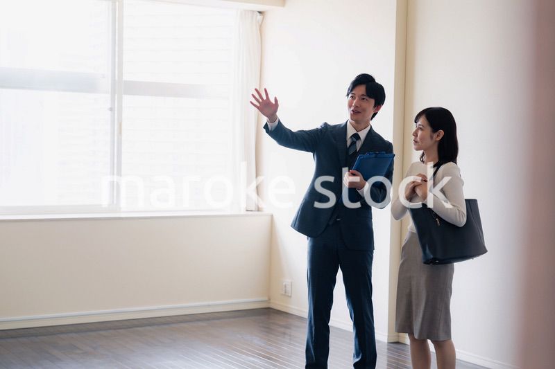 物件の内覧をする若い女性