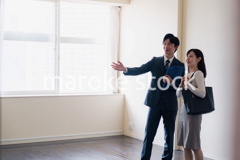 物件の内覧をする若い女性