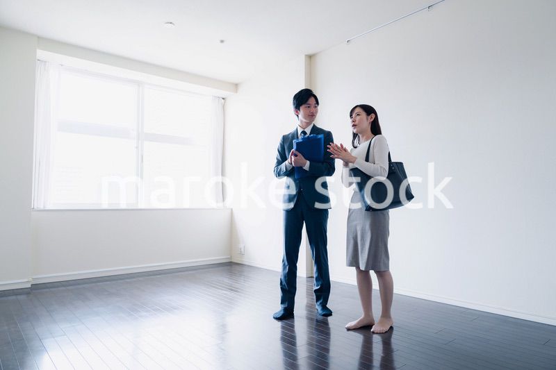 物件の内覧をする若い女性