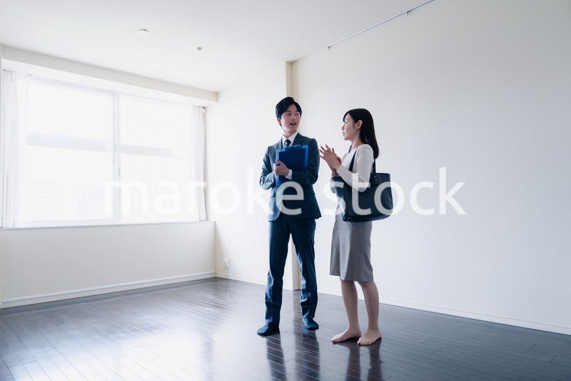 物件の内覧をする若い女性
