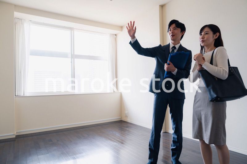 物件の内覧をする若い女性