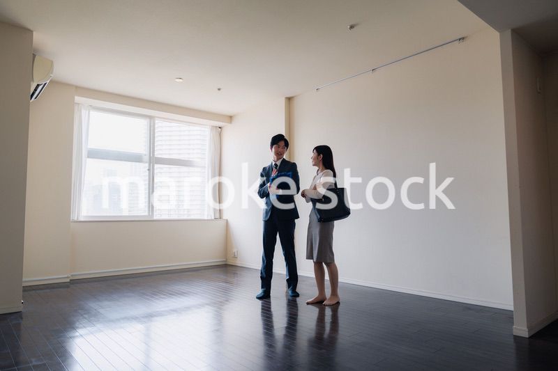 物件の内覧をする若い女性