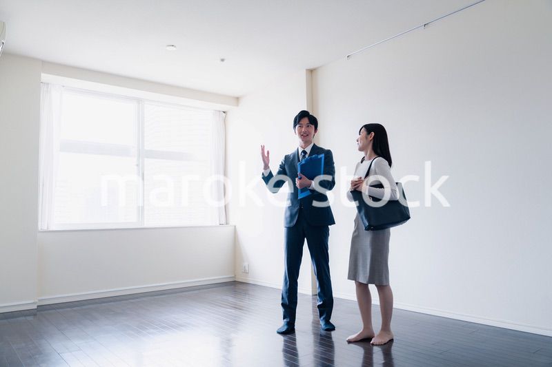 物件の内覧をする若い女性