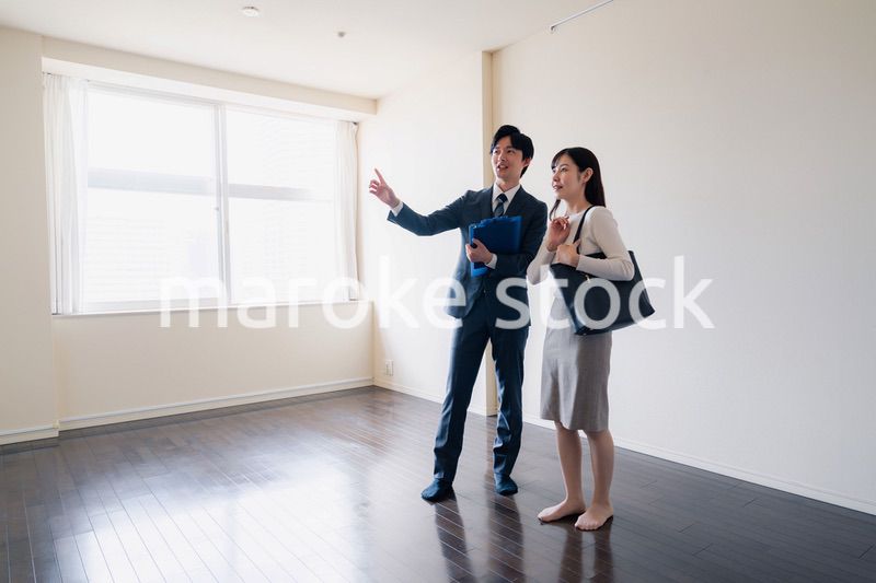 物件の内覧をする若い女性